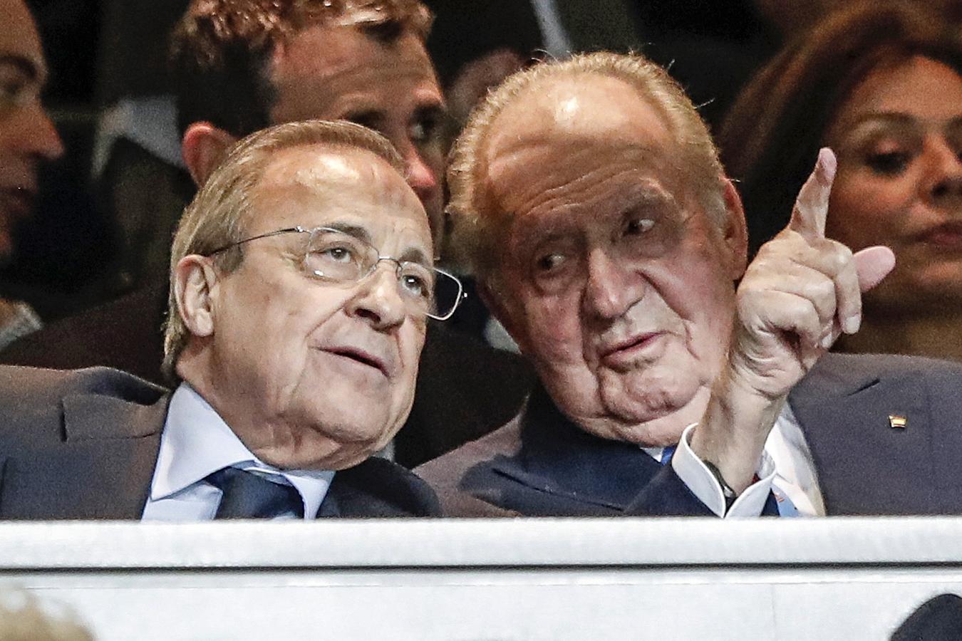 Don Juan Carlos se dejaba ver por última vez en el palco del Santiago Bernabéu y junto al presidente del Real Madrid Florentino Pérez, donde acudió para ver un partido del equipo madrileño de la Champions League.