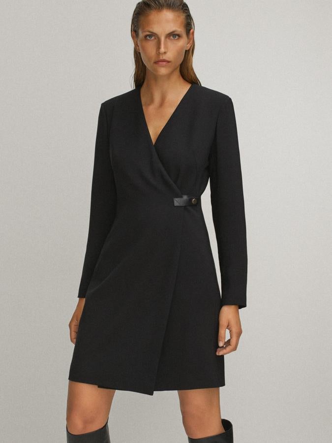 Vestido tipo blazer con cierre lateral de botón, cuello de pico y corte evasé, de Massimo Dutti (129 €).