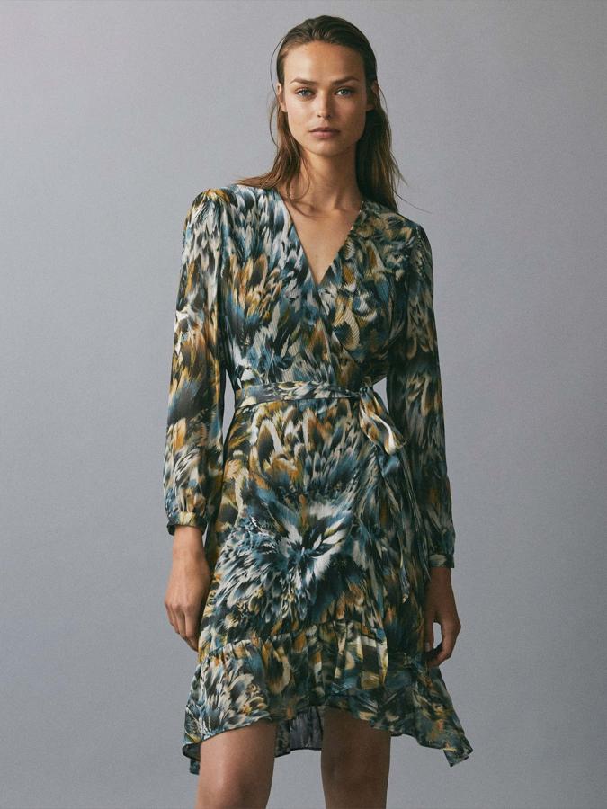 Vestido de gasa con manga larga y volante en el bajo, de Massimo Dutti (89,95 €).