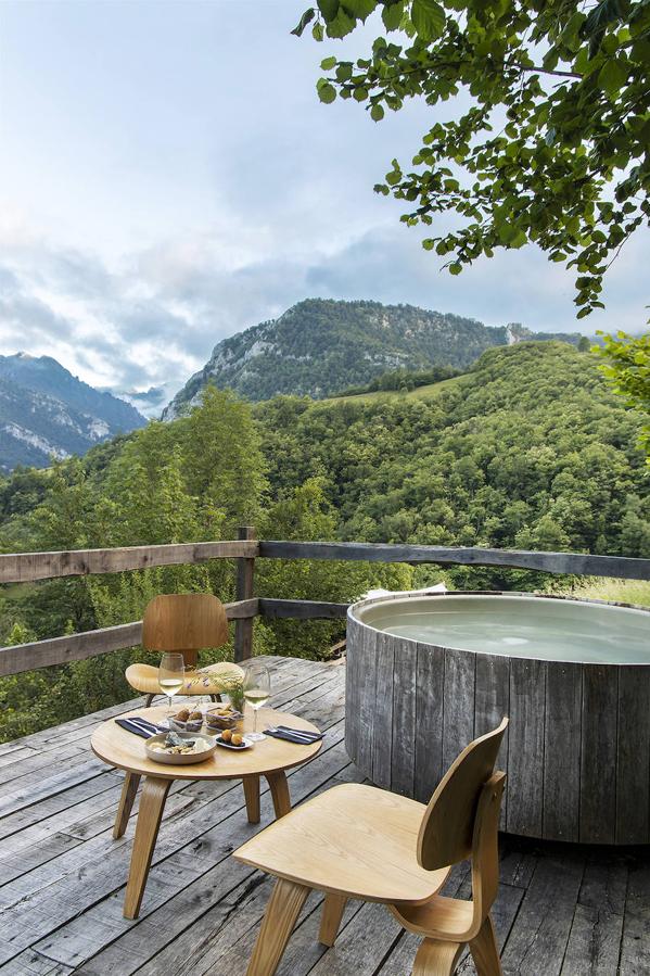Con tan sugerente nombre se presenta este precioso hotel rural de 14 habitaciones situado en pleno Parque Natural de Redes (Asturias), Reserva de la Biosfera. ¿Entre sus propuestas? Yoga junto al río y cocina vegana para volver de las vacaciones con las pilas cargadas.