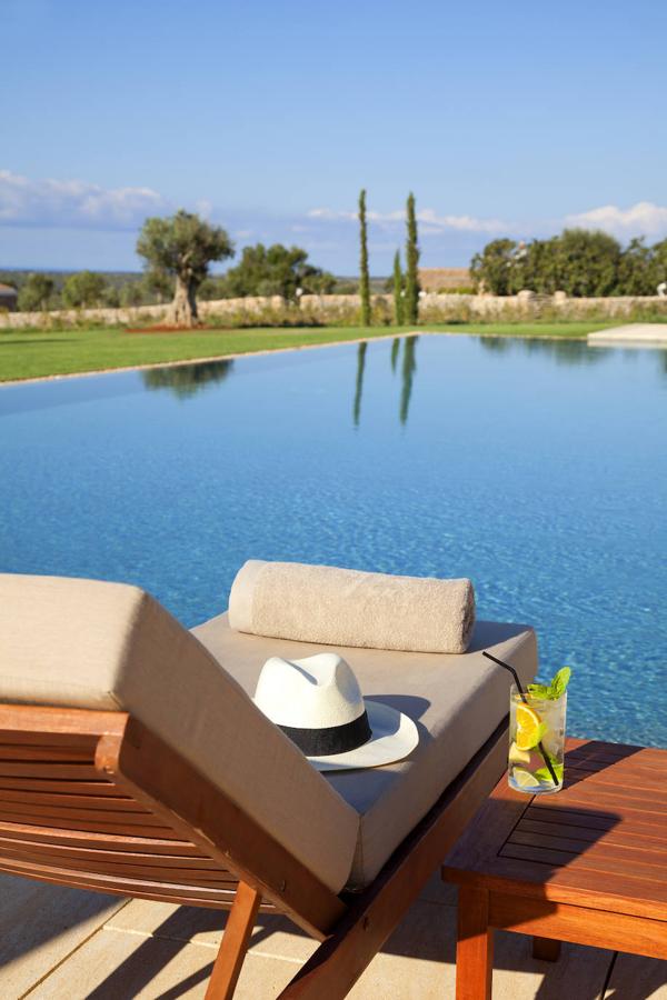 Es el primer establecimiento de agroturismo boutique de Menorca. A medio camino entre Mahón y Ciudadela, Torralbenc está inundado por el espíritu menorquín y la vida relajada. El hotel elabora su propio vino y, además, ofrece experiencias como recorrer la costa y almorzar sobre una embarcación tradicional de la isla.