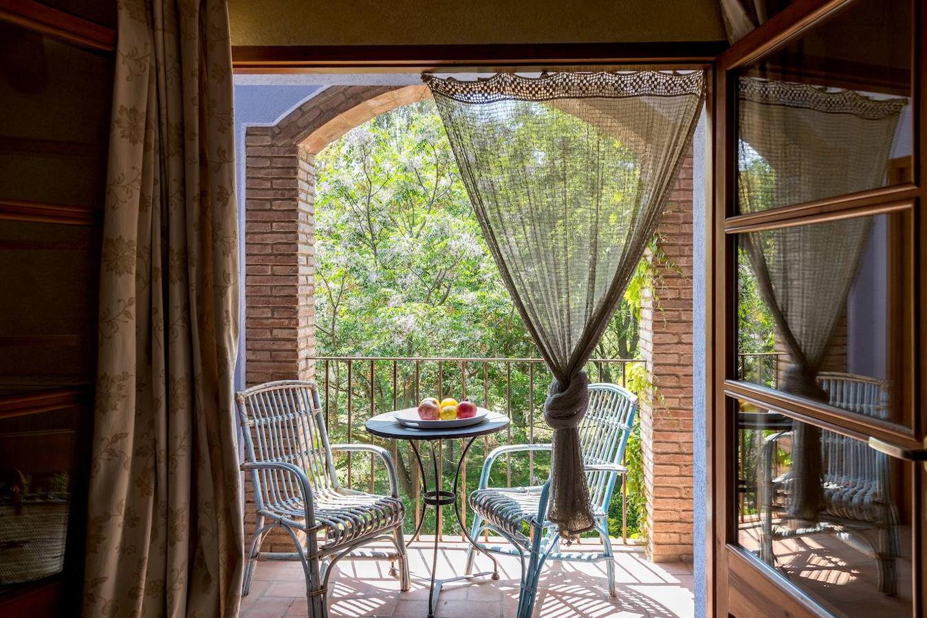 Un espectacular establecimiento agroturístico situado en el Empordà, muy cerca de Figueres (Girona). El Molí de Siurana, ubicado en medio de un entorno maravilloso, tiene granja de animales, terraza, piscina, servicio de masajes y opciones de actividades al aire libre.