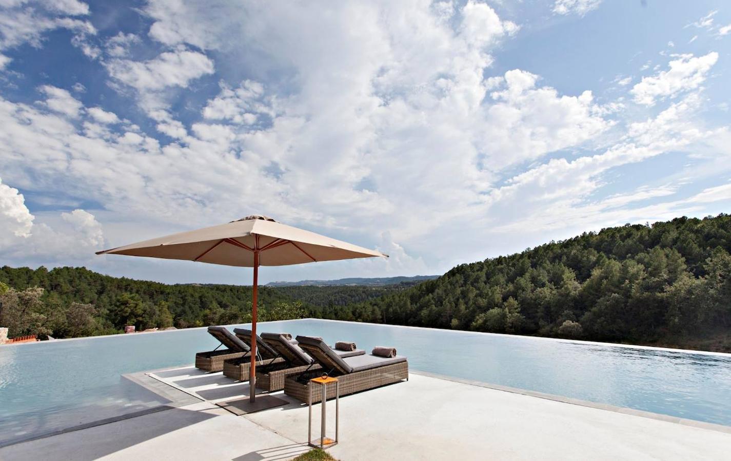 Esta espectacular piscina infinita climatizada y colgada sobre el bosque pertenece a La Vella Farga ("La vieja fragua" en catalán), un maravilloso hotel que ocupa una antigua masía del siglo XI rehabilitada y que hoy pertenece a la prestigiosa y exclusiva asociación hostelera Relais & Châteaux. Es un hotel rural, sí, pero con todos los lujos. Está en Lladurs (Lleida).