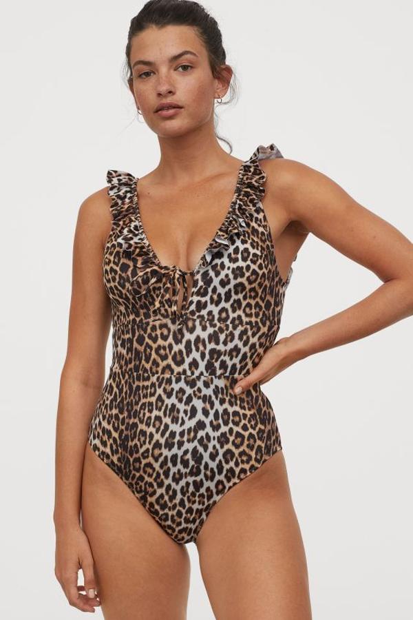 Con escote profundo de pico y lazada delantera, este bañador de H&M viene con tirantes con ribete de volante, costura en la cintura y copas acolchadas con relleno extraíble. Cuesta 29,99 euros y está disponible entre las tallas 34 y 40 y en la 48.