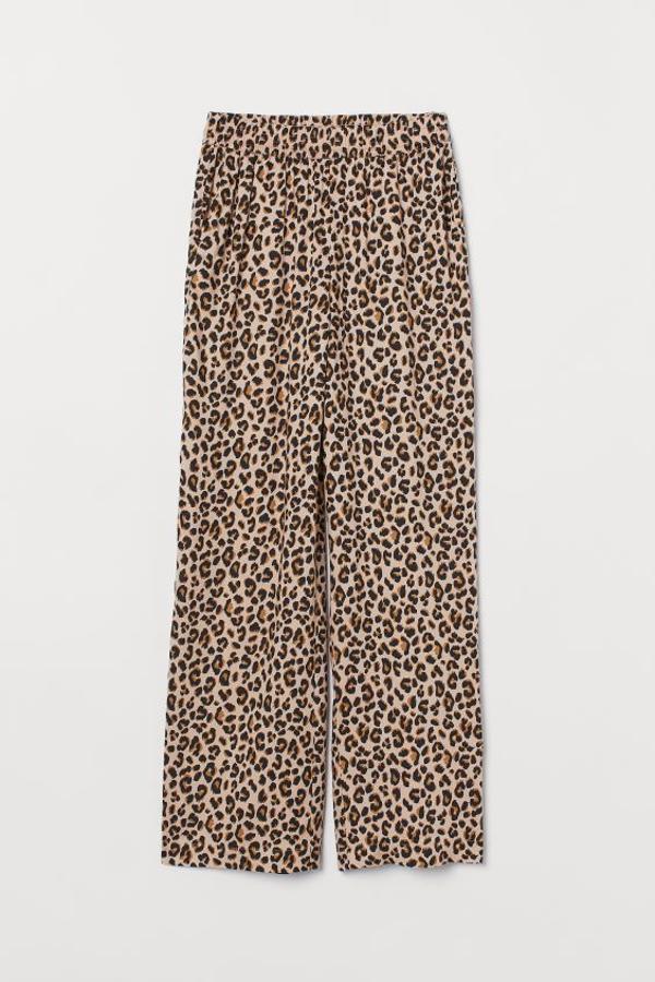Este pantalón de H&M en tejido vaporoso con cintura elástica, bolsillos al bies y perneras rectas y amplias tiene un precio de 14,99 euros y solo queda en la talla 38.
