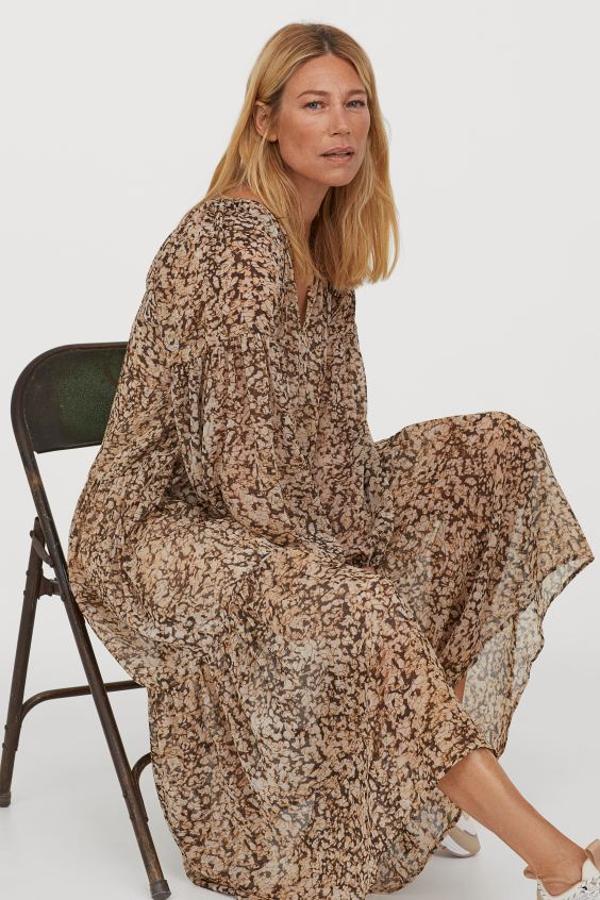 De venta exclusiva en la web de H&M, este vestido de gasa con estampado de leopardo en tonos beige está confeccionado en gasa arrugada vaporosa y viene hombros caídos, escote con abertura de pico y mangas globo largas con puños elásticos. Cuesta 39,99 euros y está disponible entre las tallas XS y XXL.