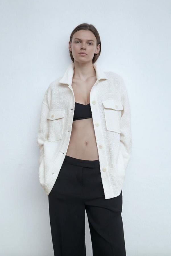 Entre las propuestas más estilosas de Zara está esta sobrecamisa de cuello solapa y manga larga con bolsillos delanteros de plastrón y de vivo. Con cierre de botones combinados a tono, cuesta 39,95 euros y está disponible entre las tallas XS y XXL.