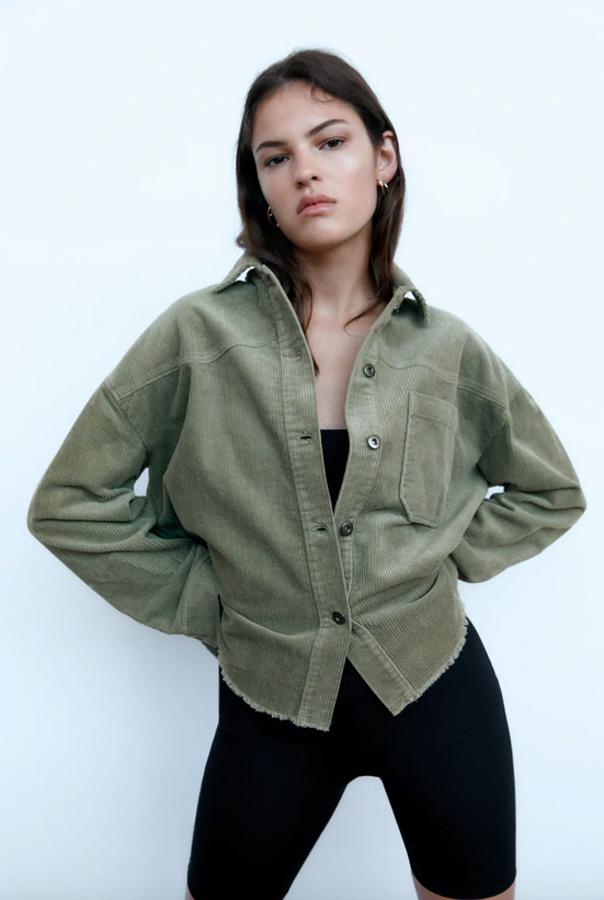 En Zara también han apostado por el color caqui para una sobrecamisa y lo han hecho con esta de bajo desflecado, bolsillo de plastrón en el pecho y cuello solapa. Cuesta 25,95 euros y está disponible entre las tallas XS y XXL.