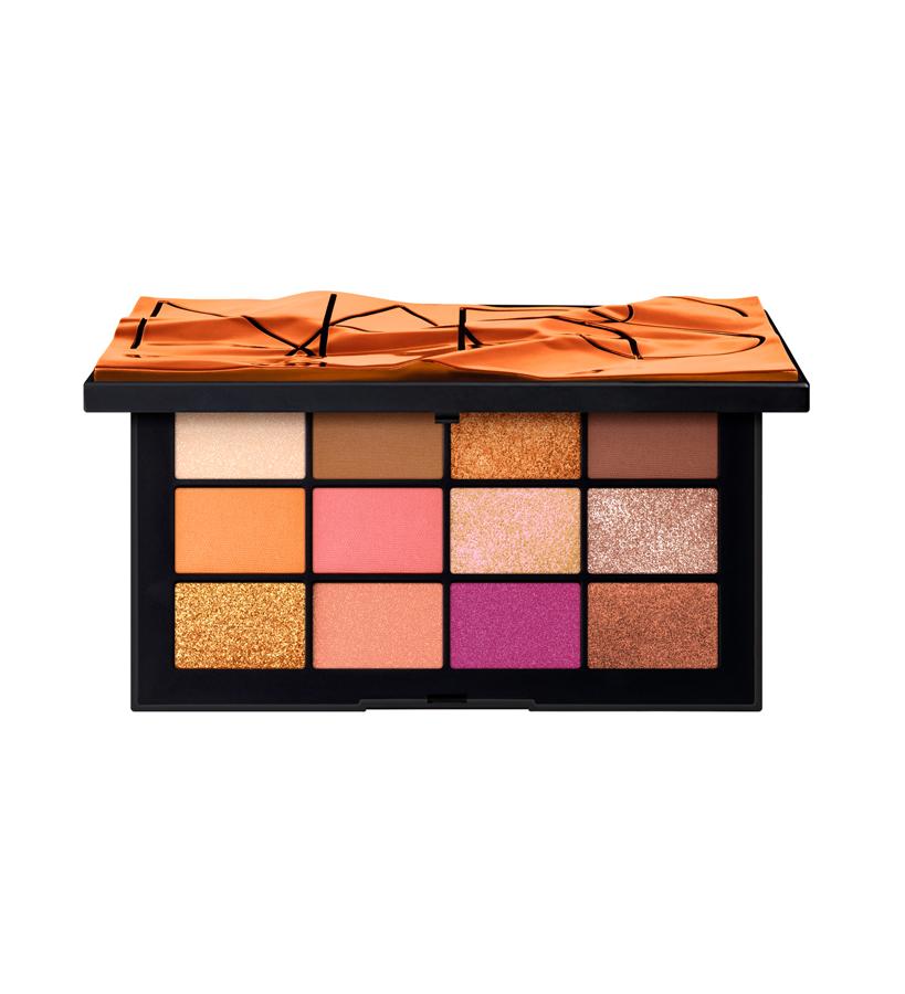 Presenta 12 tonos cálidos en acabados mate, satinado, brillante y metálico, para crear desde looks de diario a otros atrevidos y arriesgados.  Afterglow Eyeshadow Palette de Nars  (55 €).