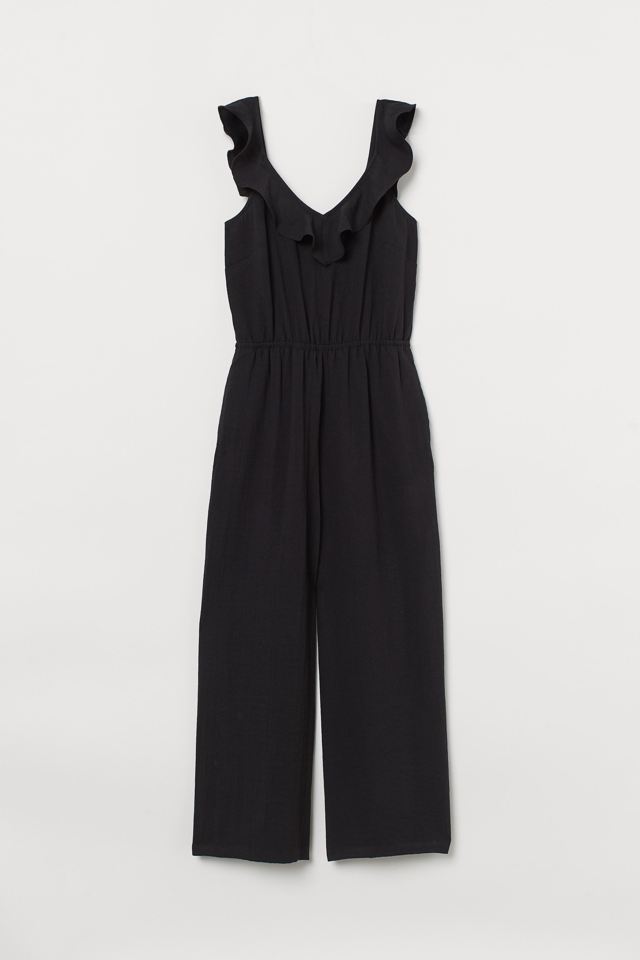 De la nueva colección de H&M: un clásico. Mono largo de tirantes con volantes y pantalones amplios y fluidos en negro, el color que nunca falla. (39,99 euros).