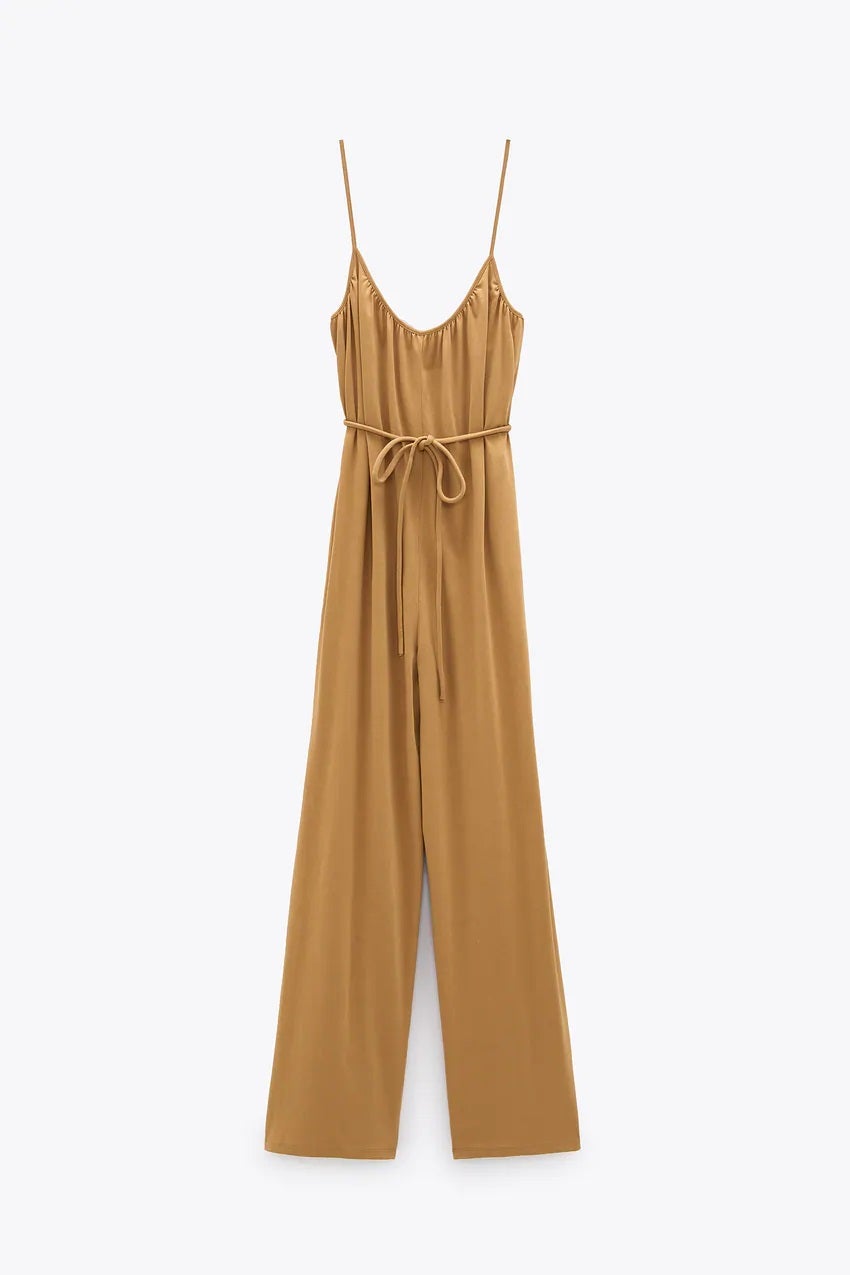 Escote redondo y fruncido, pernera ancha, cinturón y tirantes para un verano cómodo en este mono color tostado de Zara. (22,95 euros).