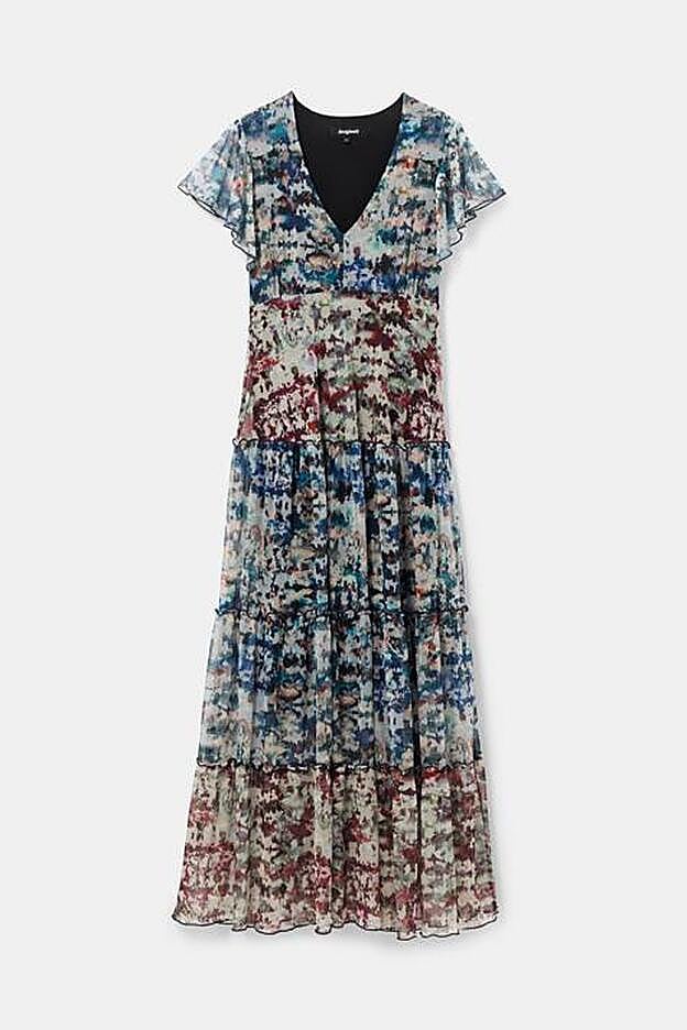 El vestido que lleva Paula Echevarría es de Desigual, de tul con estampado de camuflaje y cuesta 119,95 euros. Ya está ala venta en su web.