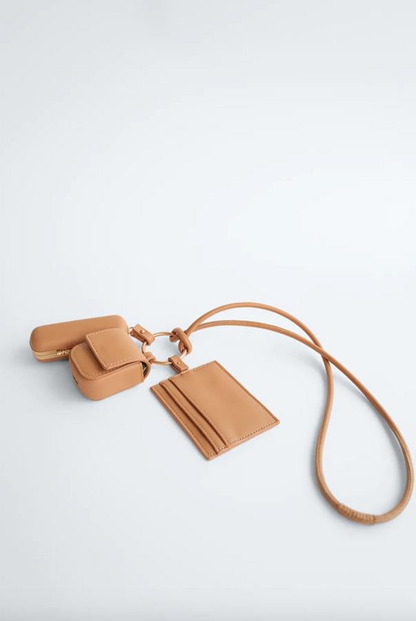Para las que tienen la originalidad por bandera este colgante multi-bolsos cuenta con tarjetero de tres compartimentos, bolsito alargado con espejo interior y cajita para auriculares. En color tostado, cuesta 19,95 euros.