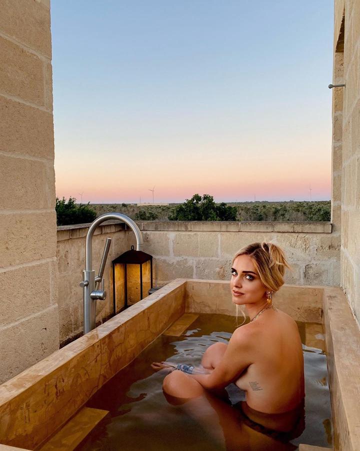 La influencer italiana compartió con sus seguidores un momento de relax e una bañera al aire libre.