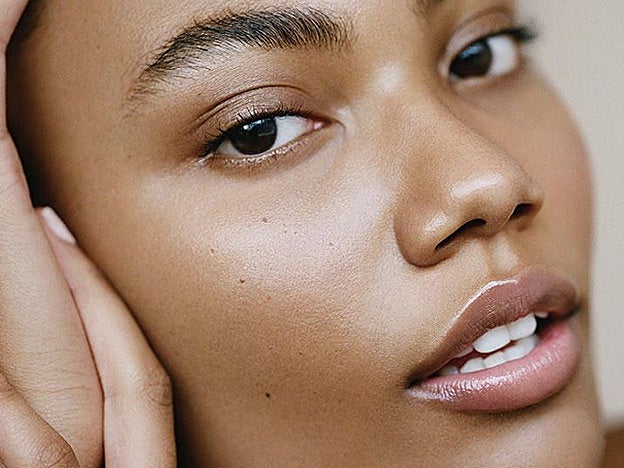 La esencial facial se aplica en mínimas gotas sobre el rostro, como el sérum.