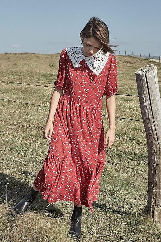El cuello de quita y pon de Stradivarius con un vestido de flores básico.