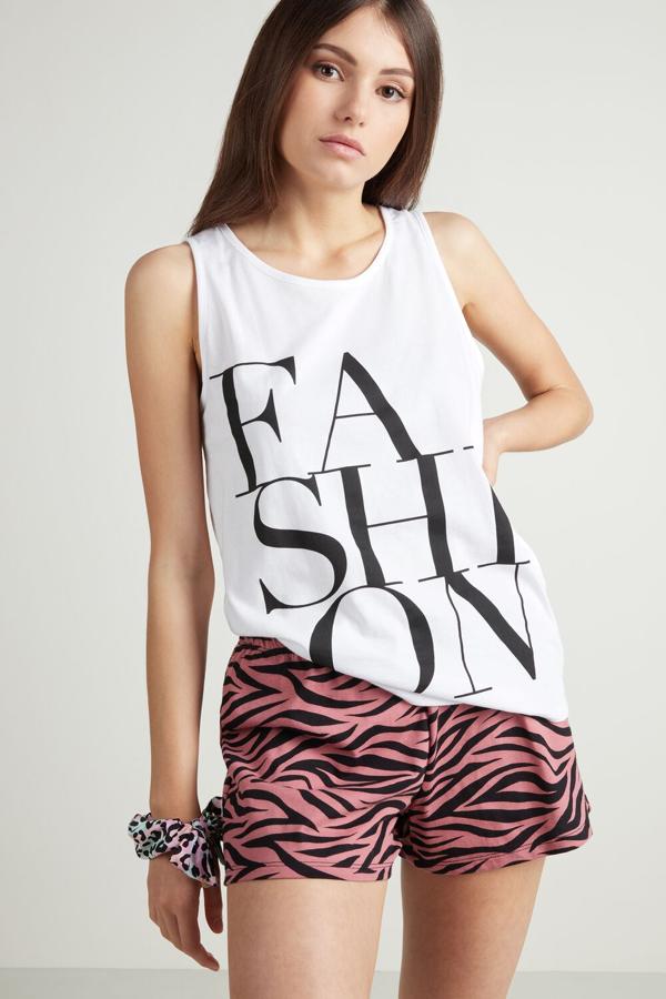 Camiseta blanca de tirantes anchos y pantalón corto con estampado animal en tonos rosas y negros para este pijama corto de Tezenis que cuesta 12,99 euros y está disponible en las tallas S y M.