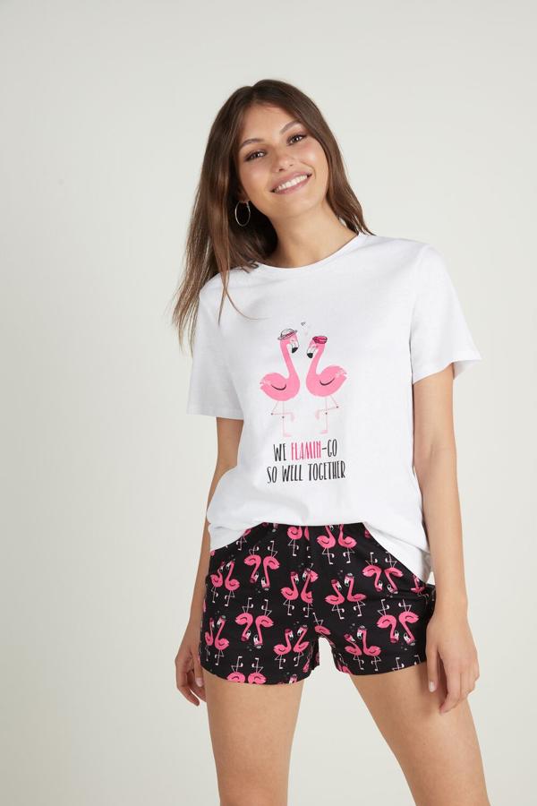 Este pijama corto de Tezenis está compuesto por un pantalón corto en tonos negros con estampado de flamencos y camiseta blanca con ilustración con los mismos animales. Cuesta 15,99 euros y está disponible en las tallas S, M y L.