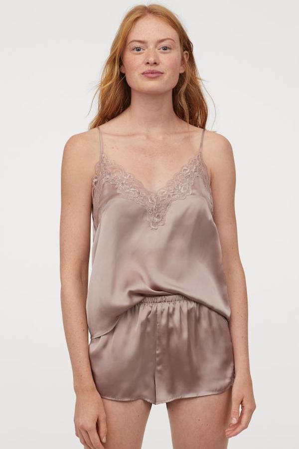 En satén suave, este pijama corto viene con escote de pico y encaje, que también encontramos en el ribete del bajo del pantalón. Disponible en rosa empolvado, negro y dorado, tiene un precio de 19,99 euros y, en el primer caso, únicamente queda en las tallas S y M.