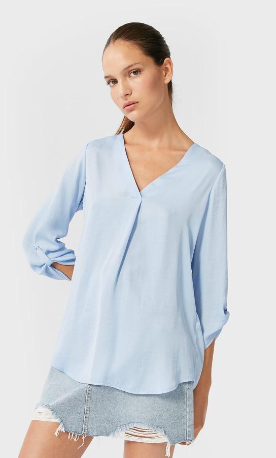 Con escote de pico y mangas tres cuartos, esta camisa fluida de Stradivarius tiene un precio de 17.99 euros y podemos encontrarla entre las tallas S y XL.