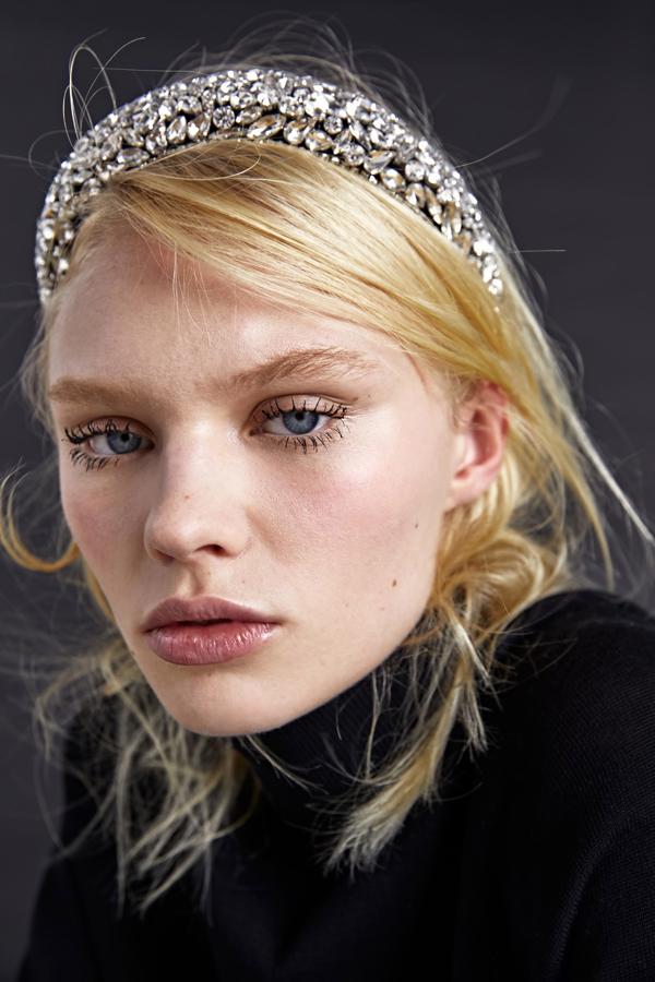 Diadema con cristales bordados, de Zara (3,99 €).