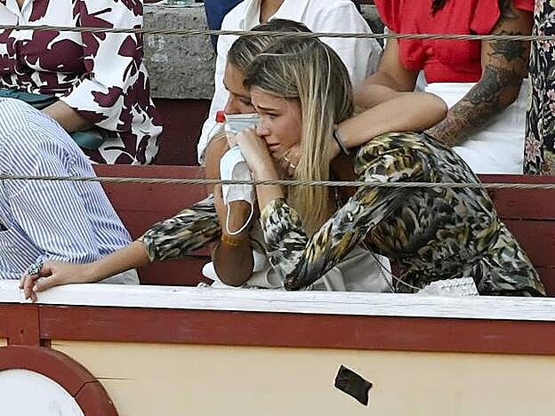 Ana Soria, muy preocupada durante la cogida de Enrique Ponce.