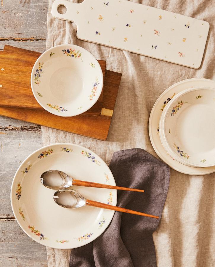Vajilla de flores de Zara Home, (29,99 euros).