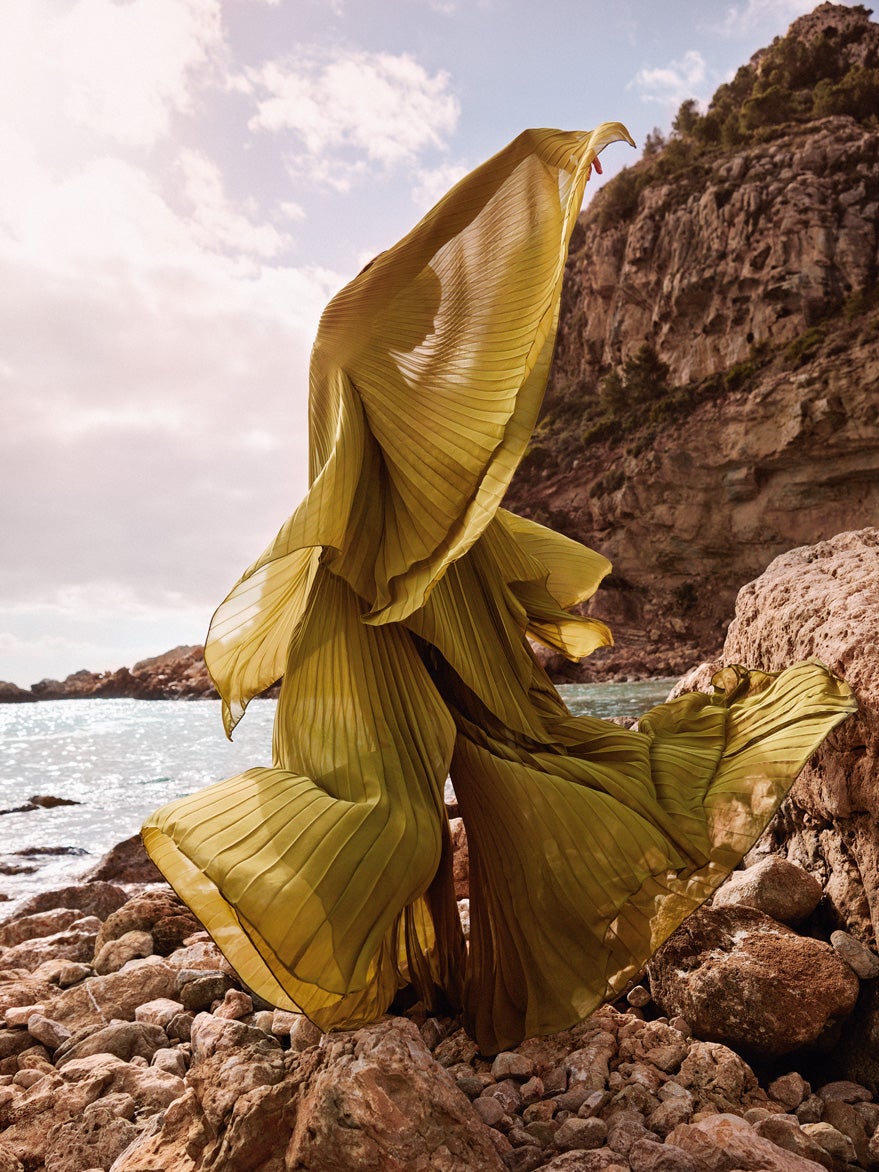 Vestido plisado, de Elie Saab; y sandalias, de Emporio Armani.