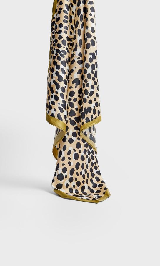 El estampado animal también ha llegado a las bandanas con esta bonita propuesta de Stradivarius en tonos negros, beiges y verde oliva que cuesta 5,99 euros.