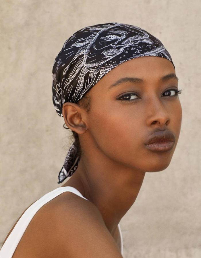 En Bershka hemos encontrado esta bandana negra con estampado astral en tonos blancos. Cuesta 5,99 euros.