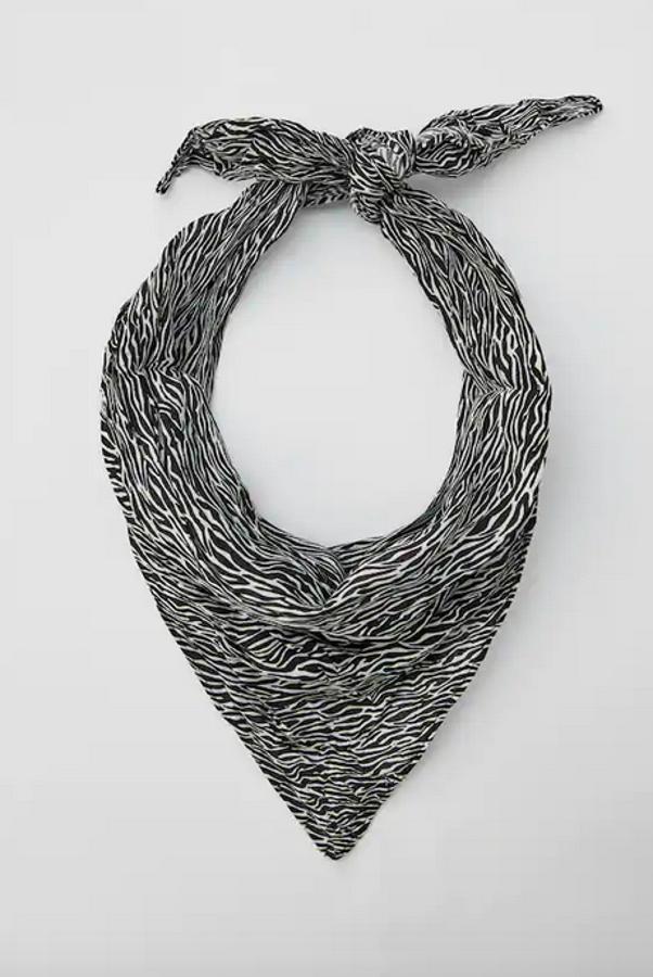 Otra propuesta de estampado animal de Pull&Bear es esta bandana en tonos negros y blancos con print de cebra. Cuesta 5,99 euros.