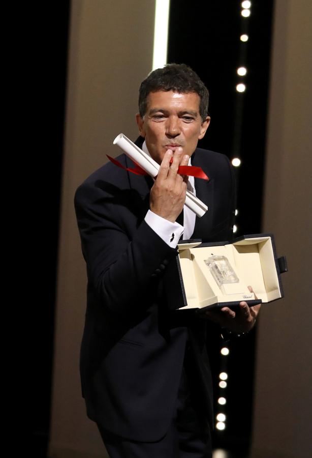 Su interpretación en 'Dolor y Gloria' también hizo que Antonio Banderas fuera premiado durante el Festival de Cannes y se llevara la Palma de Oro a Mejor actor en 2019.