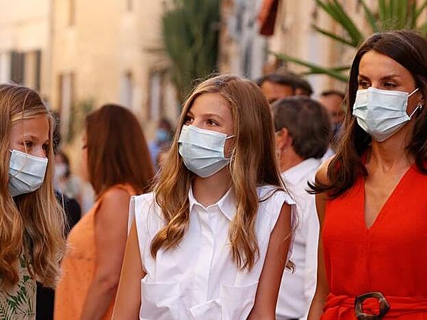 La Reina con sus dos hijas en Petra, Mallorca.
