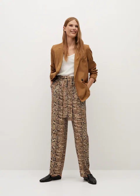 Pantalones fluidos con estampado de serpiente. (39,99 euros).