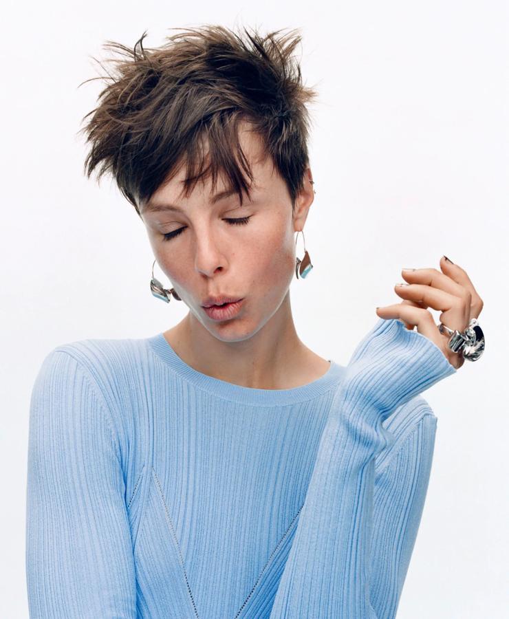 El anillo de nudo en plateado cuesta 9,95 euros, igual que los pendientes.