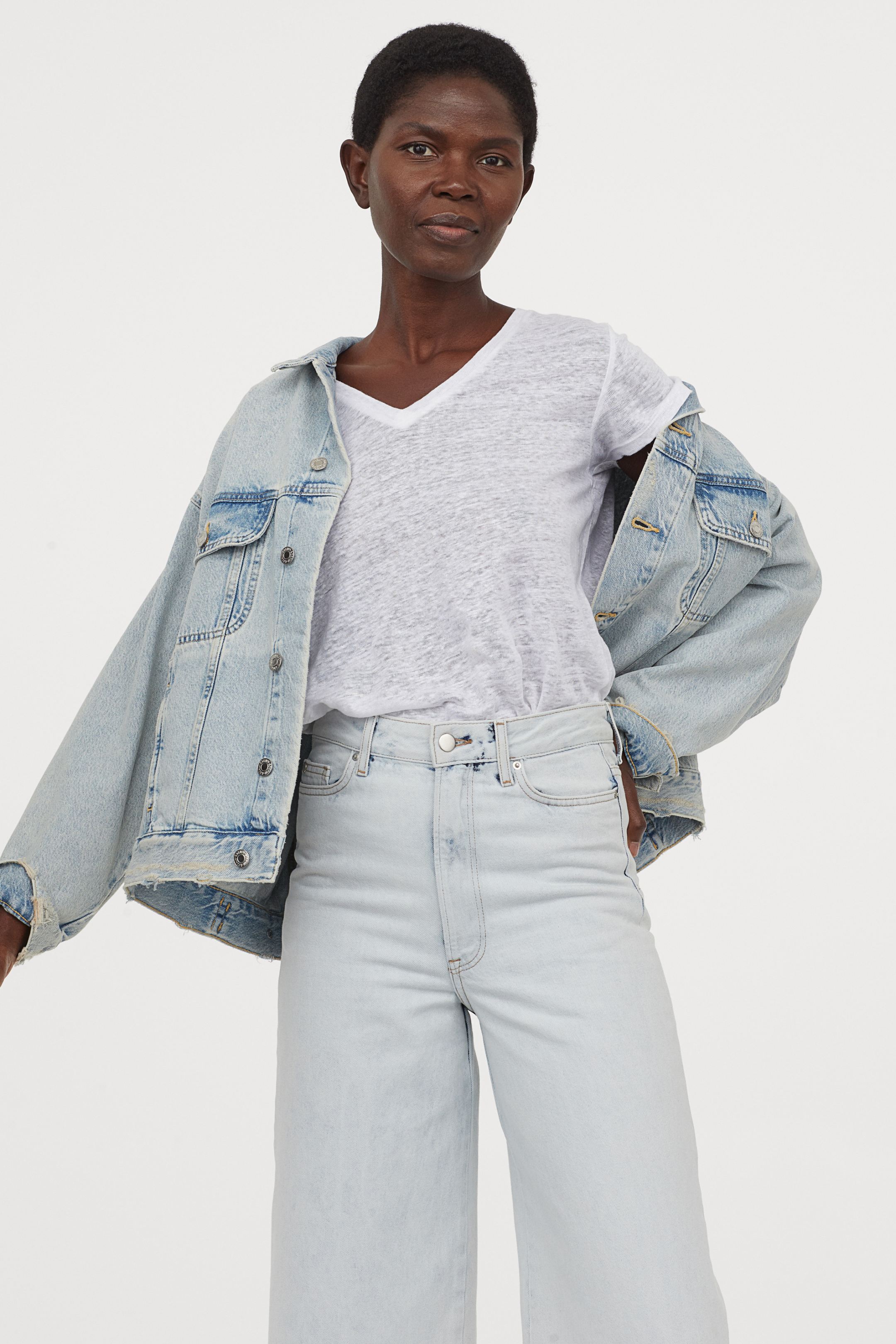 Camiseta en punto vaporoso de lino con escote de pico de H&M:12,99 euros