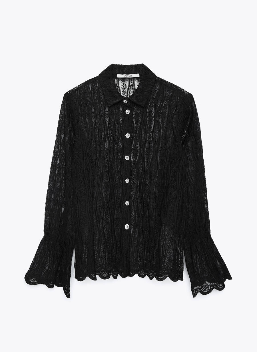 Camisa de organza negra con bordados y volantes. Antes: 89 euros. Ahora: 34,95 euros.