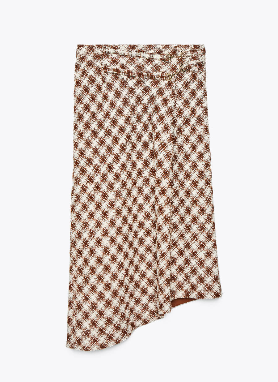 Falda midi asimétrica con tejido tweed y estampado de cuadros. Antes: 89 euros. Ahora: 34,95 euros.