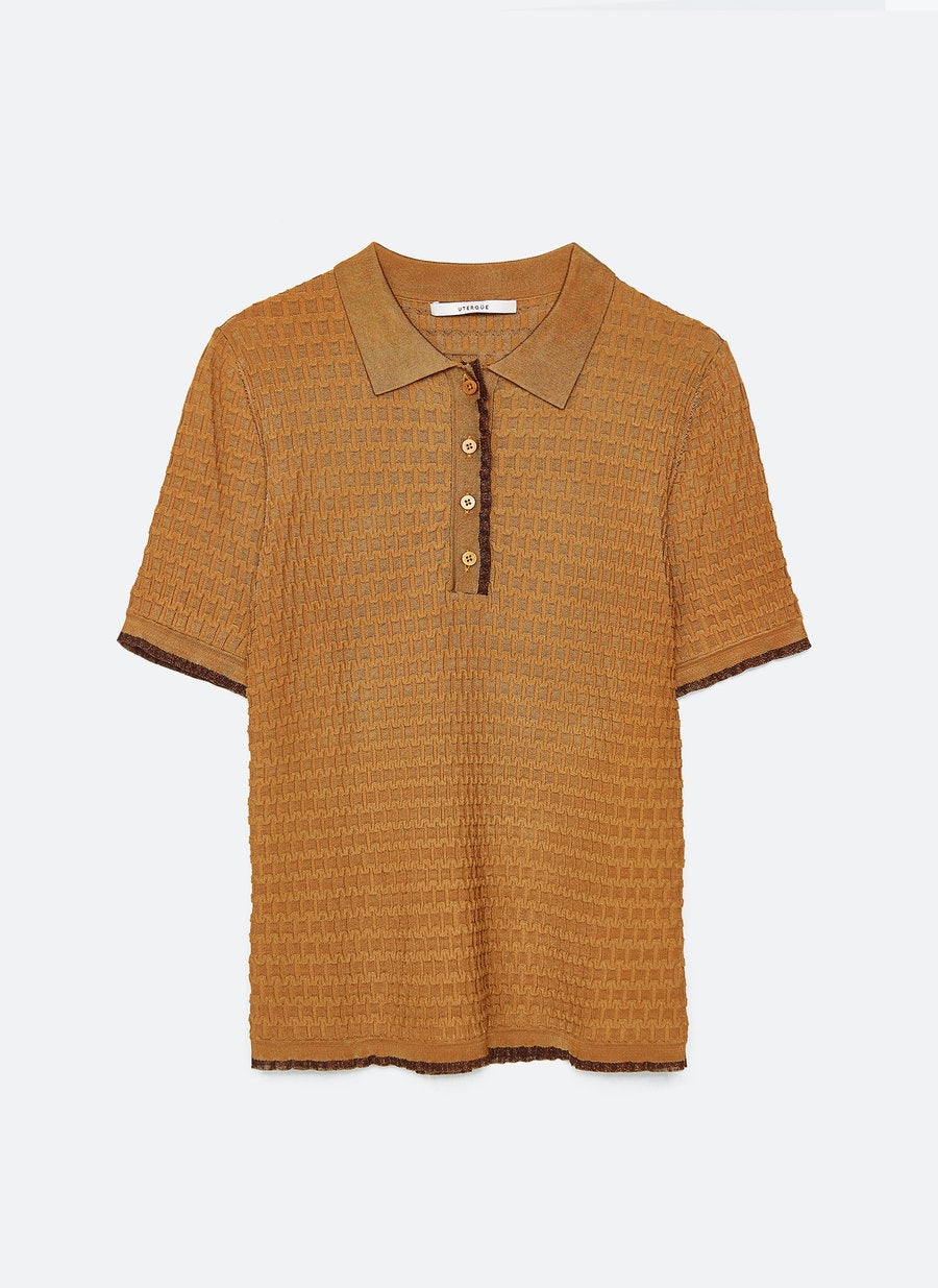 Polo de punto en 3D con cuello clásico, manga corta y detalle de color contraste en puños, bajo y botones. Antes: 59 euros. Ahora: 25,95 euros.