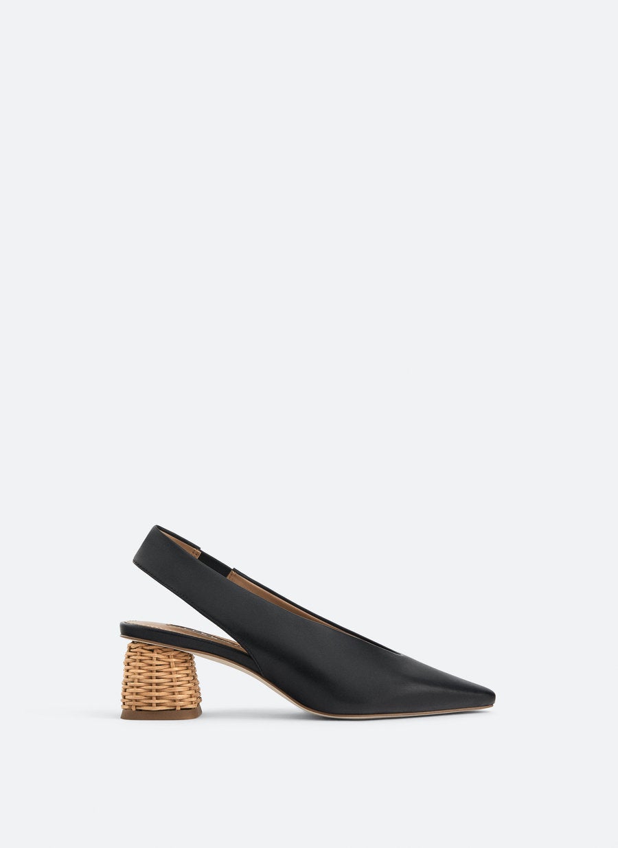 Zapato de piel destalonado con tacón medio de rafia y escote en el empeine, ideal para ganar unos centímetros de altura y alargar visualmente las piernas. Antes: 89 euros. Ahora: 35,95 euros.