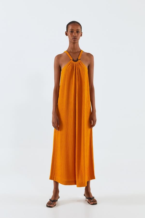 Vestido de gasa plisada con cuello halter, de las rebajas de Sfera (15,90 €).