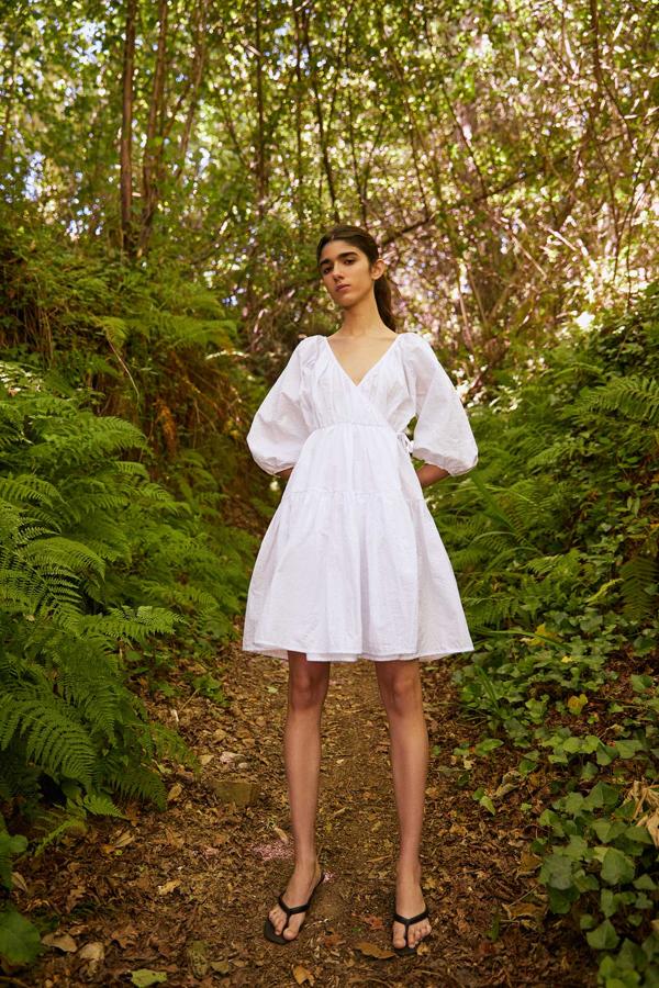 Vestido cruzado de popelín blanco con mangas abullonadas, de las rebajas de Sfera (19,90 €).