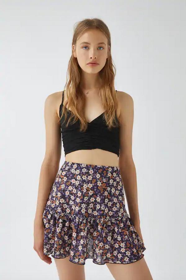 Tonos naranjas y lilas para esta minifalda de flores de Pull&Bear con detalle de volantes en el bajo que solo se vende en la web de la firma. Cuesta 14,99 euros y está disponible entre las tallas XS y XL.