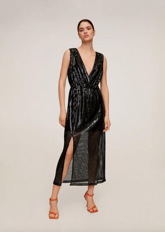 Si buscas un vestido para tus noches de fiesta, este de Mango con lentejuelas es lo que necesitas. Viene con escote de pico y tirantes anchos y abertura en el lateral frontal. Con la espalda abierta, ha pasado de costar 99,99 euros a 49,99 euros y podemos encontrarlo entre las tallas XS y XL.