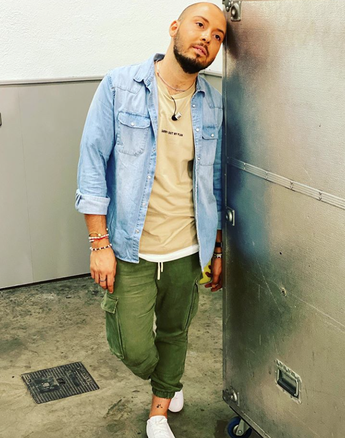 El sueño de la televisión crea monstruos. En realidad es el mismo monstruo que ni se crea ni se destruye, solo se transforma. Su encarnación en este joven aspirante a polemista pone los pelos de puntas hasta a sus propios colegas.