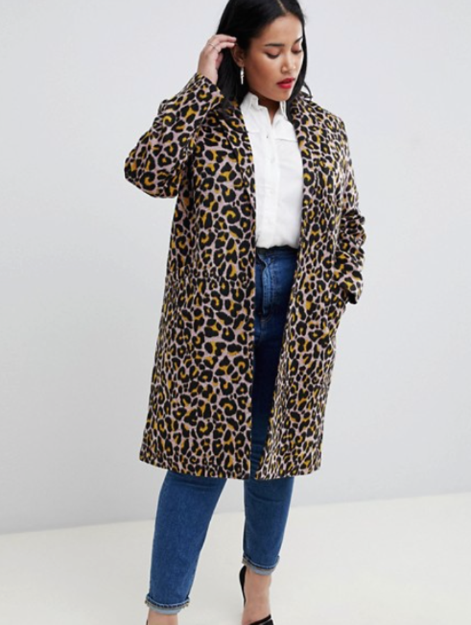 Abrigo de leopardo de corte masculino de Asos Design Curve, rebajado un 74%: pura tendencia de temporada que pasa de 96,99 a 24,75 euros.