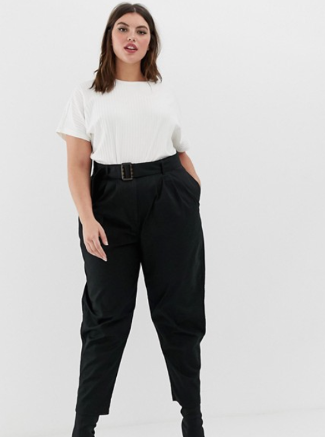 Pantalones de pinzas de talle alto con cinturón, bolsillos laterales y pernera capri. Está rebajado un 20% y pasa de 35,99 euros a 28,75 euros.