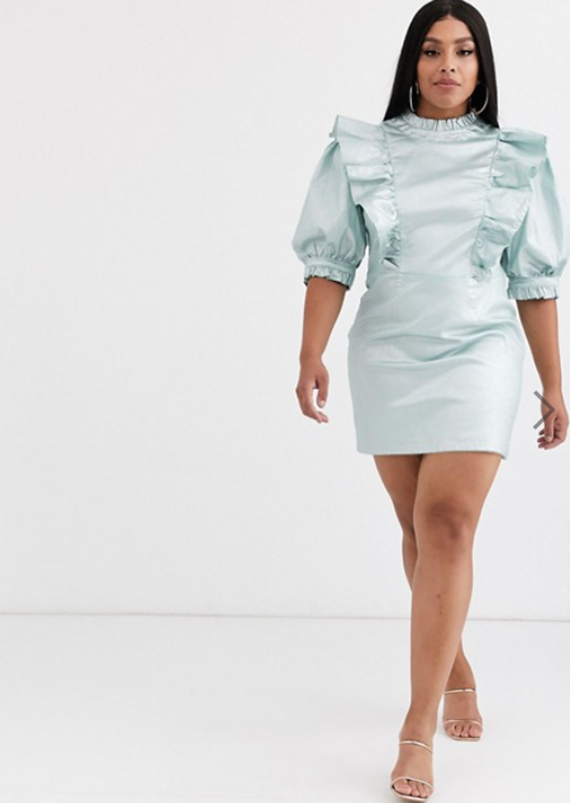 Un capricho total en denim metalizado, con el cuello subido y detalle de volantes de Asos Design Curve. Está rebajado un 67% y pasa de 70,99 euros a 23,15 euros.