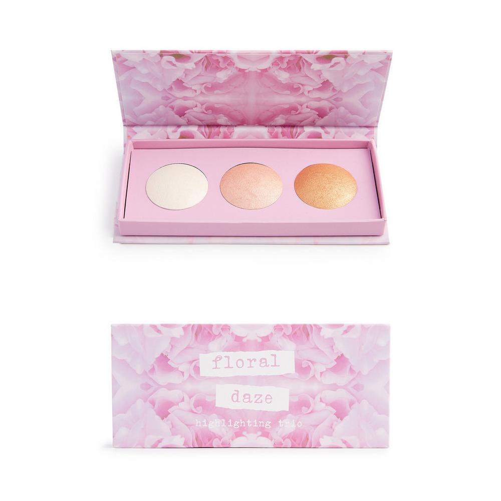Los maquillajes jugosos y ligeros incluyen siempre un trío de iluminadores para el rostro con los que brillar de la mañana a la noche. Paleta Trío Iluminador Floral Daze de Primark (6 euros).