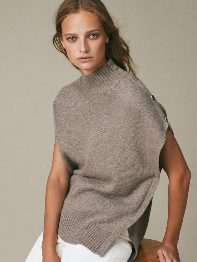 Capa de canalé con cuello Perkins y botones en un hombro, de Massimo Dutti (59,95 €).